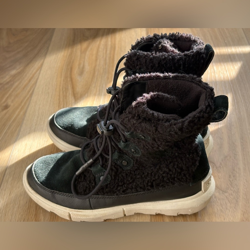 Sorel - Girls Explorer Cozy Cold-Weather Boots - Black & White - Size 5 - Picture 4 of 9
